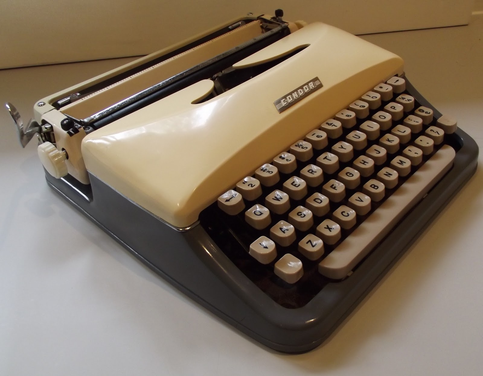 oz.Typewriter: The Condor Has Landed! My Mysterious New Typewriter